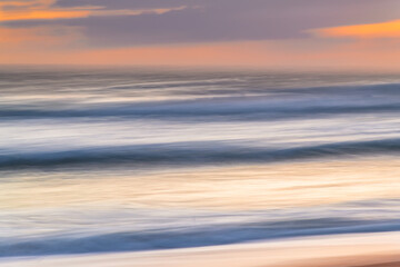 Obraz premium A panning abstract sunrise at the seaside