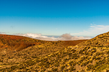 Paisaje con vegetación y nubes en el Parque Nacional del Teide