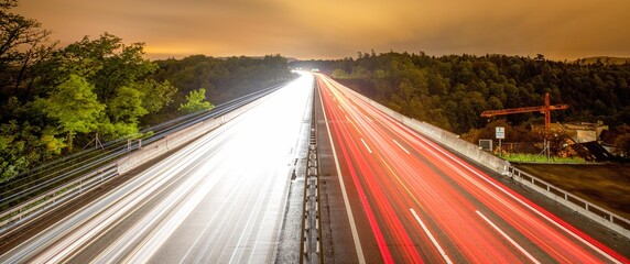 Nachtlichter auf der Autobahn - obrazy, fototapety, plakaty