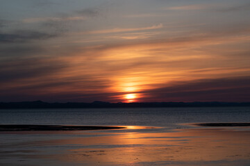 美しい湖の夕暮れ
