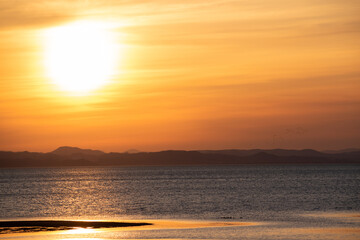 美しい湖の夕暮れ
