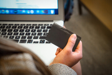 Unrecognizable woman shopping with handheld and handheld credit card. Online shopping concept.
