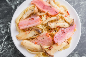 キノコとベーコンのペペロンチーノ