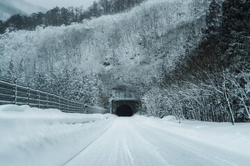 雪国のトンネル