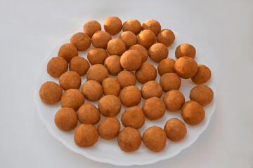 Bolinhos de queijo em prato na mesa de buffet em festa