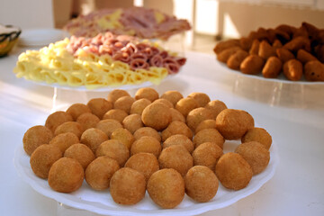 Bolinhos de queijo em prato na mesa de buffet em festa