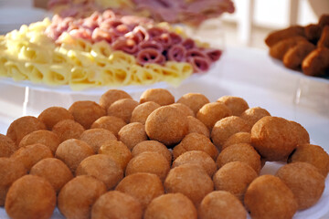 Bolinhos de queijo em prato na mesa de buffet em festa