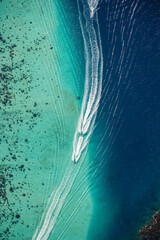 Trail of Jet Boats in turquoise wateren bij Moorea Island, Frans-Polynesië