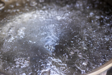鍋の中で激しく泡立つ水