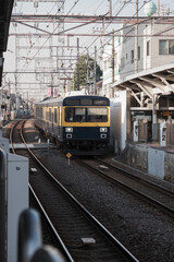 Obraz premium 電車が駅に到着する