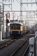 Obraz premium 電車が駅から出発した