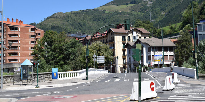 Calles de Tolosa, Espa&ntilde;a frente a monta&ntilde;as. 