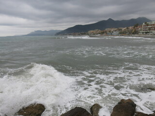 mare tirreno, inverno, mare invernale, mare mosso, cielo scuro, famiglia al mare, Genova, onde,...