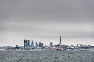 Naklejka premium Tallinn skyline in the winter over the sea