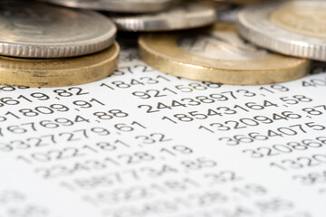 Münzen und verschiedene Zahlen in einer Kalkulation