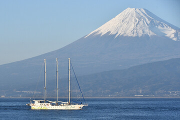 駿河湾を航行する帆船と富士山