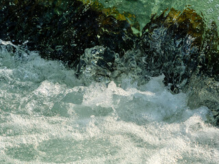 激しい水流の素材画像