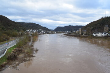 Moselhochwasser im Januar 2022 zwischen Niederfell und Kobern-Gondorf, Straßen offen