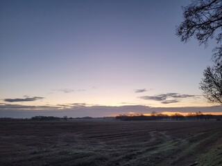 Eisiger Sonnenaufgang über Feldern