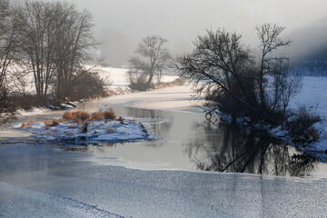Obere Donau im Winter bei Thiergarten im Landkreis Sigmaringen. Upper Danube in winter near...