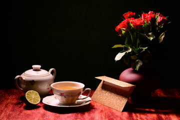 obraz przedstawiający herbatę z listem miłosnym. kompozycja na walentynki na texturę pod życzenia na walentynki dla niej lub dla niego.