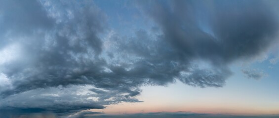 Obraz premium Fantastic clouds at sunrise