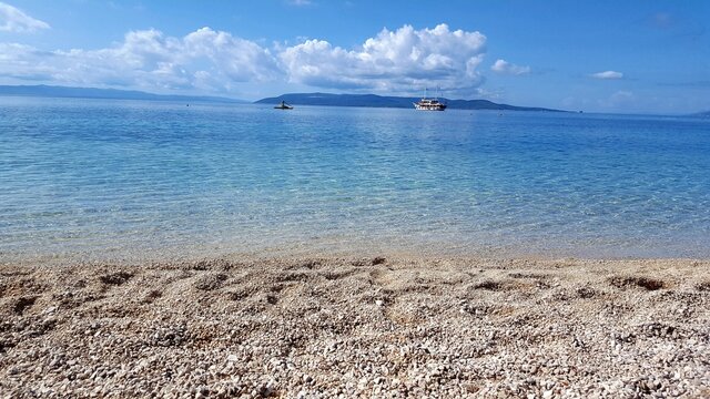 blue t&uuml;rkise turcuoise water beach sea side rocks croatia
boats sky clouds