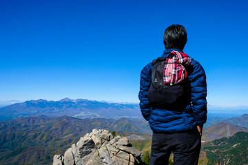 Naklejka premium 遠くの山々を眺める男性