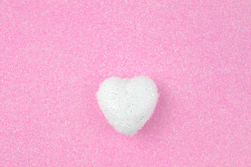 Obraz premium White heart on pink background love concept 