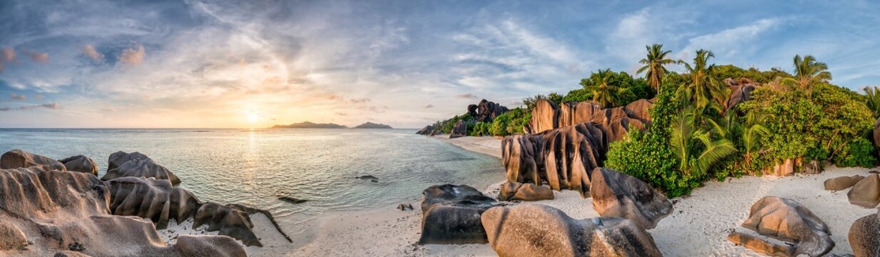 Fototapeta Sunset at Anse Source d'Argent beach, La Digue, Seychelles 