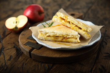 Grilled sandwiches with apple and cheese