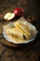 Grilled sandwiches with apple and cheese