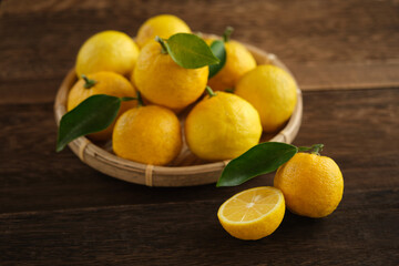 柚子を木目テーブルの上で