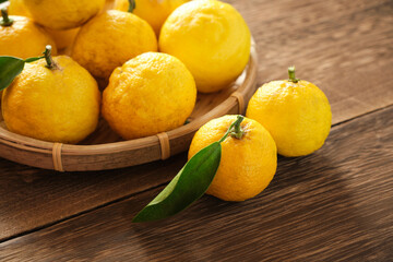 柚子を木目テーブルの上で