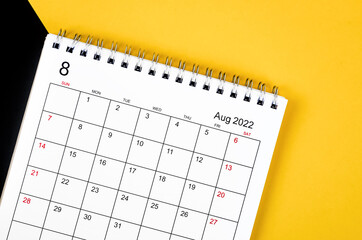 August 2022 desk calendar on yellow and black background. - obrazy, fototapety, plakaty