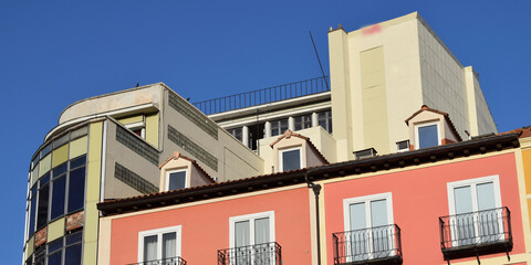 Fachada de casas y bloques de pisos de Burgos, España.