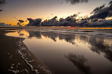 Strand auf Juist nach Sonnenuntergang mit dramatischen Abendhimmel und Spiegelungen