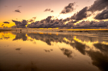 Obraz premium Strand auf Juist nach Sonnenuntergang mit dramatischen Abendhimmel und Spiegelungen