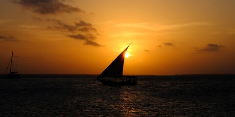 Obraz na płótnie Canvas yacht at sunset