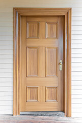 木製の玄関の扉