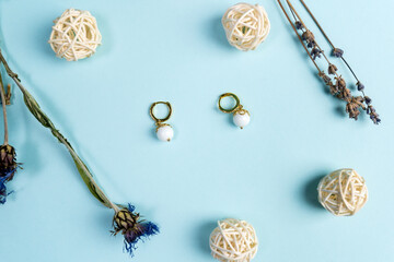 Handmade jewelry made of natural stones. Agate gold earrings