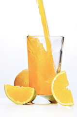 Suco de laranja - splash em copo de suco.