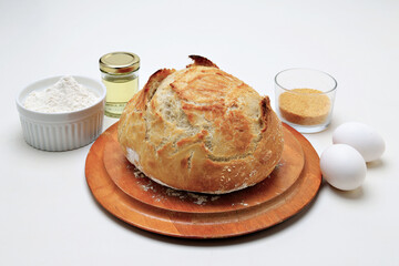 Pão Italiano artesanal em mesa decorada.