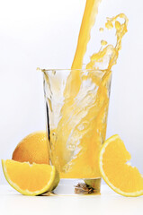Suco de laranja - splash em copo de suco.