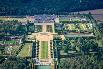vue aérienne du château de Champ-de-Bataille dans l'Eure en France