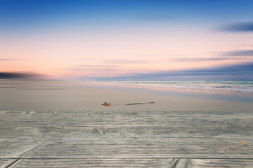 Holzplatte mit abstraktem Hintergrund Strand und Meer bei Sonnenuntergang