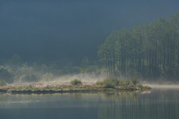 Ein Morgen am Almsee im Herbst