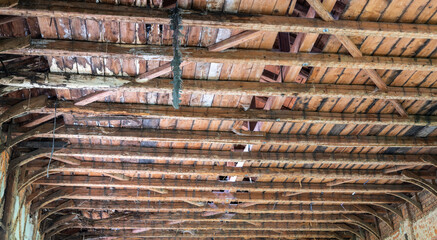 alte, marode Holzdecke