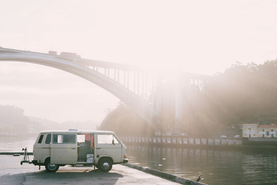 Morgenstimmung mit Bus vor Br&uuml;cke in Lissabon