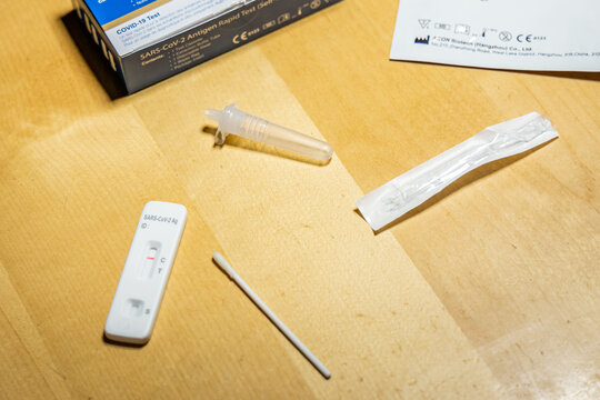 Flowflex autotest self diagnosis test kit used to detect Covid-19, French box